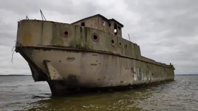 Betonwrack vor Wismar: Warum das Schiff seit Jahrzehnten in der Ostsee liegt
