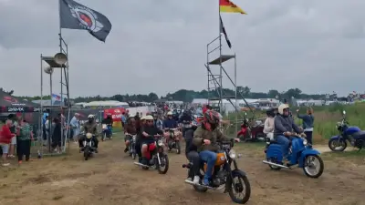 DDR-Moped-Treffen in Hammer: Zweitaktduft und Ostalgie begeistern