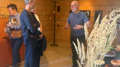 Dörfer zeigen Kunst: Malerei und Skulpturen in Thandorfer Scheune