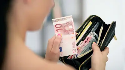 Ehrliche Finder: 400 und 300 Euro bei Polizei abgegeben
