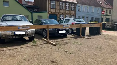 Familie verwandelt Schlagloch-Brache in zwölf Parkplätze in Teterow