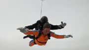 Ex-Ortsbrandmeister Wolfgang Loose springt mit 70 aus 4000 Metern