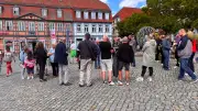 Nach CSD-Attentat: Warener gedenken Opfern in Berlin und Edmund Ringert