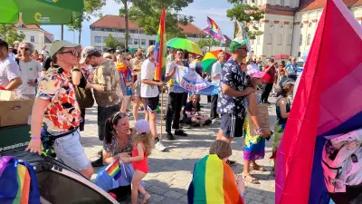 1000 Menschen feiern friedlichen CSD in Neustrelitz mit ernster Botschaft