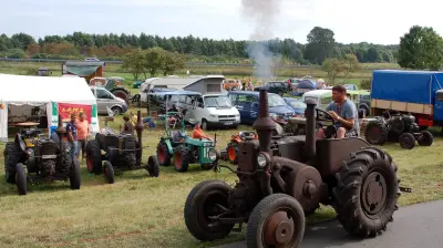 31. Oldtimer- und Traktorentreff: Traktorenkorso, Konzert und Riesenrad in Alt Schwerin