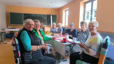 50 Stühle, 50 Unikate: Röbeler Stricklieseln machen das Jugendhaus bunt