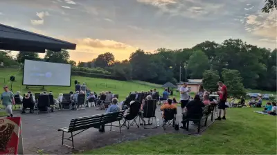700 Jahre Puchow: Dorffest mit Kunst, Musik und Techno am Wokuhlsee