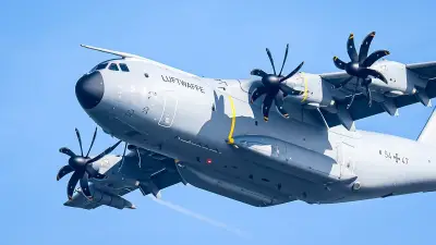 A400M der Luftwaffe übt im Tiefflug über Parchim und Neubrandenburg