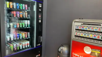 Alkohol ohne Altersprüfung: Automatenladen in Neustrelitz sorgt für Ärger