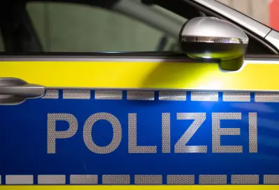 Auto landet in Vorgarten: Fahrer flüchtet, Polizei findet ihn später