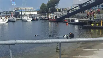 Auto versinkt bei Bootseinsatz im Warnemünder Yachthafen