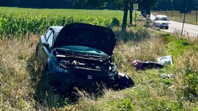 B198 nach Unfall bei Rogeez gesperrt: Seat von Fahrbahn geschleudert