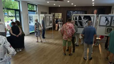 Beatles-Grafiker signiert Möbel in Rattey: Ausstellung begeistert