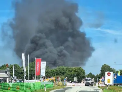 Brand in Bützow: 70 Feuerwehrleute im Einsatz gegen Lagerhallenfeuer