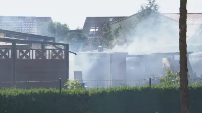 Carportbrand in Neubrandenburg: Fast 40 Feuerwehrleute im Einsatz