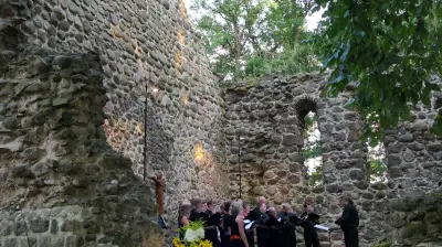 Chor „Collegium Pedale Cantorum“ begeistert an der Kirchenruine Dambeck