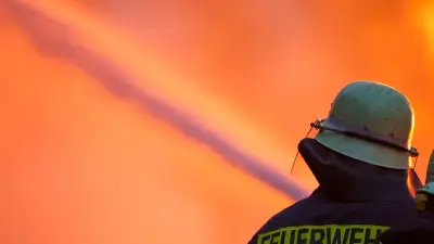 Dichter Rauch über Bützow: Lagerhallenbrand löst Großeinsatz aus