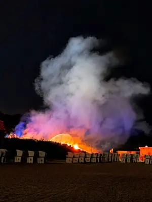 Dünenbrand in Warnemünde: Feuerwehr löscht Flammen schnell