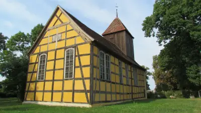 Dorfkirche Lärz lädt zu Bildern, Brot und Blechkuchen ein