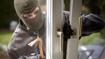 Einbruch in Autohaus in Anklam: Täter stehlen teure Messgeräte