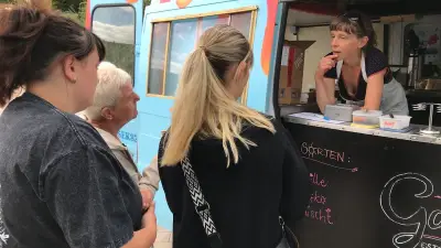 Eisbus „Gabi“ bringt Pasewalker ins Gespräch und zeigt Alternativen zum Frust