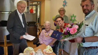 Elsa Freier wird mit 100 Jahren Ehrenbürgerin von Grabow