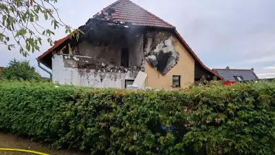 Explosion und Brand: Haus in Waren an der B192 zerstört