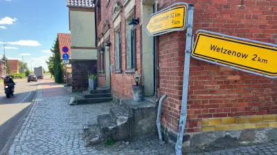 Fahranfänger erschrickt vor Lkw und fährt gegen Haus
