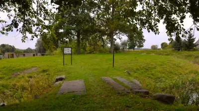 Fast vergessene Wasserburg Arpshagen: Hügel unter vier Eichen