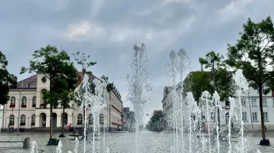 Fontänen in Neustrelitz sprudeln wieder: Wasserspiel am Marktplatz aktiv