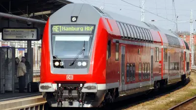 Gedränge im RE1: Sicherheitspersonal hilft beim Einstieg – doch ein Zug fährt fast leer
