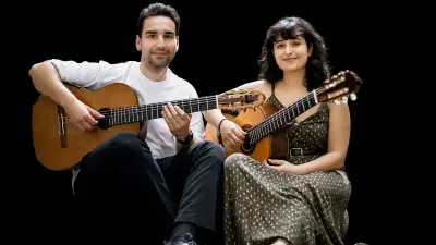 Gitarren-Duo arja spielt in Woseriner Dorfkirche