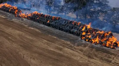 Großbrand bei Parchim: 150 Strohballen in Flammen