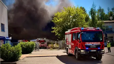 Großbrand in Bützow: Lagerhalle zerstört, eine Person verletzt