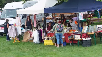 Großer Flohmarkt in Wesenberg: Stöbern unterhalb der Burg