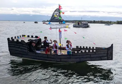 Hafenfest Sietow: Rostocker Freibeuter gewinnen Bootskorso