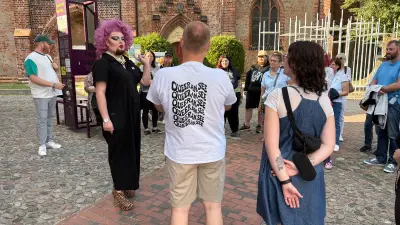 High Heels in Waren: Kieztour verbindet Stadtgeschichte und Kabarett