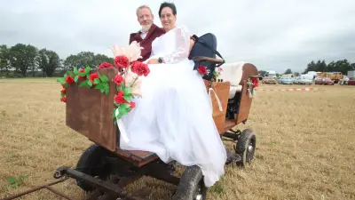 Hochzeit auf dem Acker: Oldtimer-Konvoi in Dargun