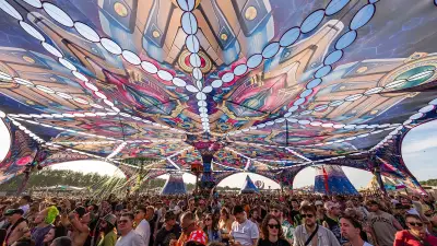Indian Spirit 2026: Bargeldlos, mit Busshuttle und Top-Acts in Eldena