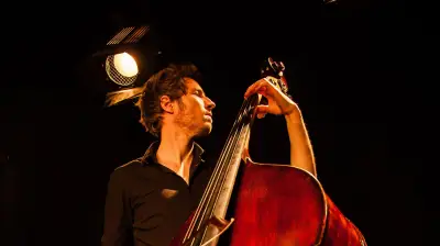 Jaspar Libuda spielt Bass-Konzert in der Stadtkirche Neustrelitz