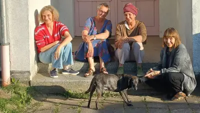 Künstlerinnen verwandeln alte Baracke in ein kreatives Wunderland