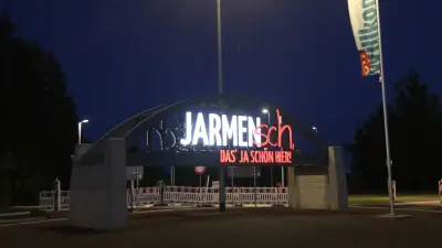 Kreisverkehr in Jarmen: Beleuchtete Brücke nach Bauzeit fertig