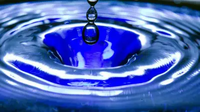 Labormobil prüft Brunnenwasser auf dem Neustrelitzer Marktplatz