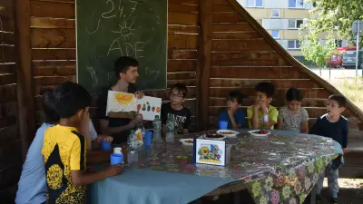 Lesestunde im Vielfalter-Garten: Raupe Nimmersatt begeistert Kinder