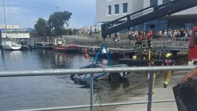 Mercedes versinkt bei Boots-Einsatz in Warnemünde – Feuerwehr rückt an