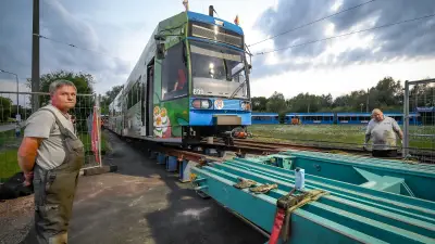 Millimeterarbeit: RSAG-Straßenbahnen per Schwerlasttransporter zur Wartung