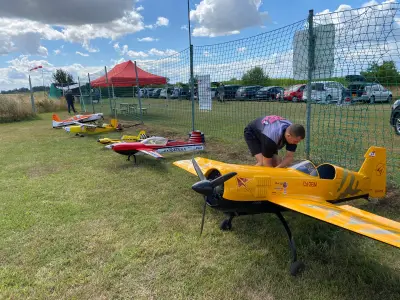Modellflugtag in Laage: Kuscheltiere fliegen mit