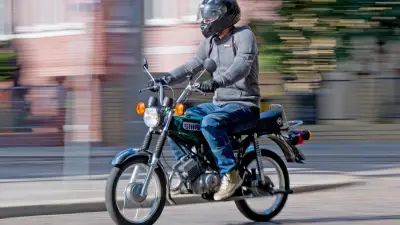 Mopedunfall bei Waren: 18-Jähriger touchiert Vordermann, zwei Verletzte