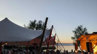 Musik und Stille: Festival am Bellini Beach mit Meditation und Bands