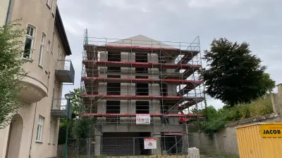 Neubau in Neustrelitz: Solardachziegel und Parkett statt Standard